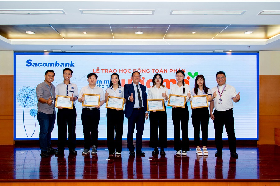 6 UFM students honored to receive Sacombank's study promotion scholarship